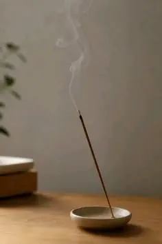 چوب‌های مختلف عود در یک سبد چوبی