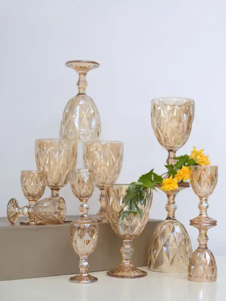 پارچ شیشه‌ای با طراحی ساده و مناسب برای نگهداری از غذاهای خانگی