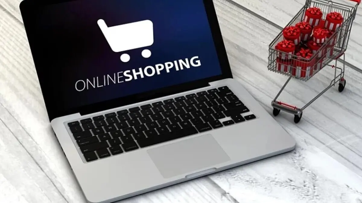 یک کاربر در حال استفاده از فیلترهای جستجو در یک سایت خرید اینترنتی