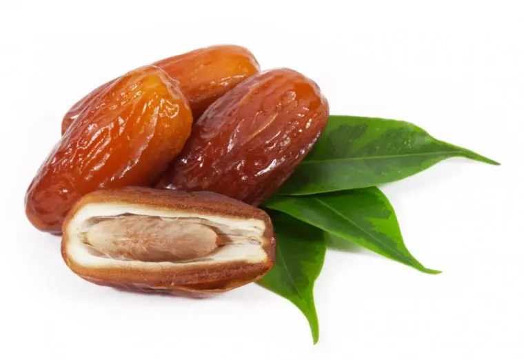 خرماهای تازه و خشک شده در یک سبد چوبی