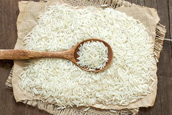 توده‌ای از برنج سفید پخته شده با قاشق