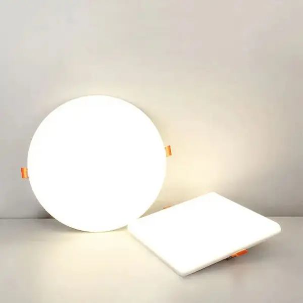 چراغ خطی LED نصب شده در سقف یک دفتر کار