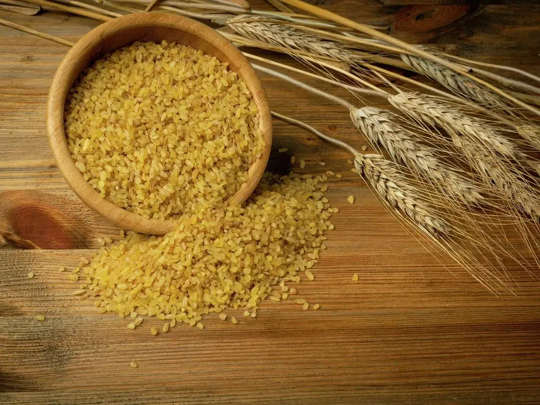 بسته‌بندی‌های مختلف بلغور جو در یک مغازه مواد غذایی