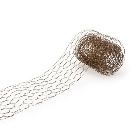 توری مرغی نصب شده بر روی سازه فلزی در یک مزرعه