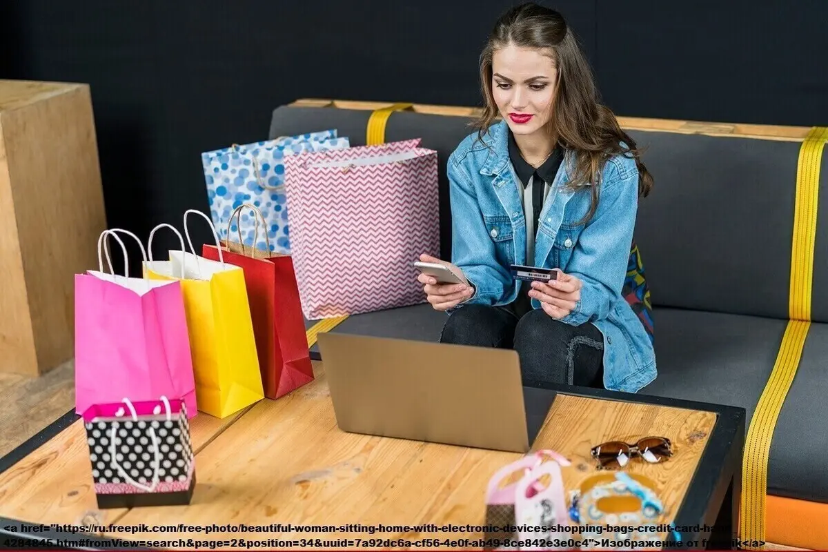 یک فرد در حال بررسی لیست خرید و مقایسه قیمت‌ها در گوشی هوشمند خود