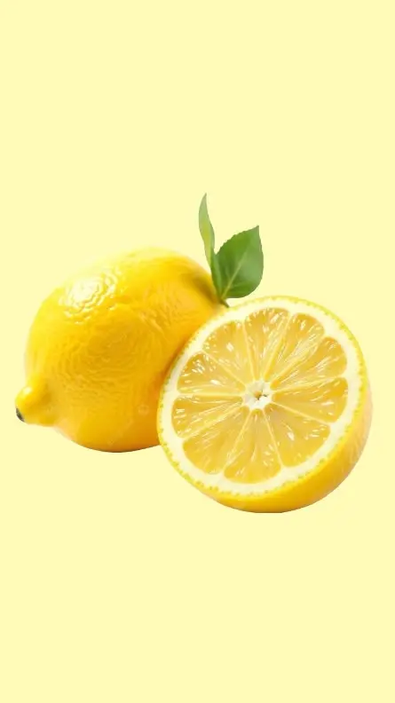 لیمو ترش در یک ظرف شیشه‌ای با آب لیمو تازه