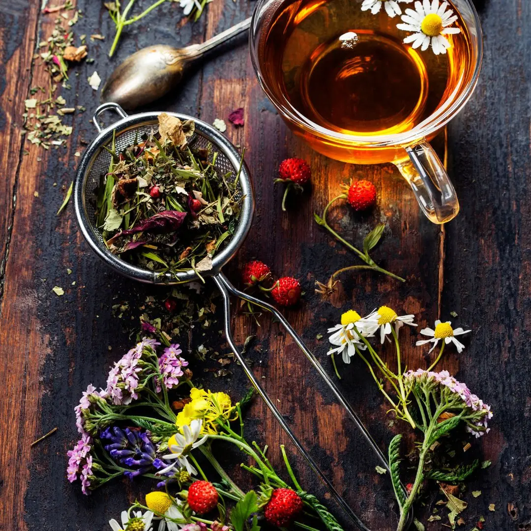 دمنوش لیمویی با گشنیز و هویج در ظرف شیشه‌ای