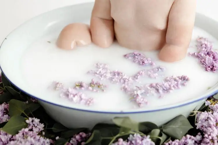نمونه شیر حمام مدرن با طراحی ساده و خطوط تمیز