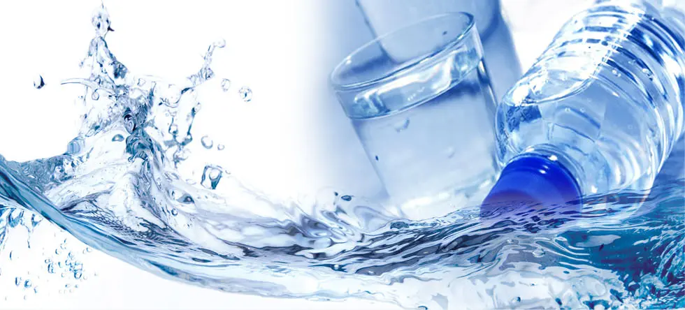 مقایسه آب معدنی و آب جوشان در یک لیوان شفاف