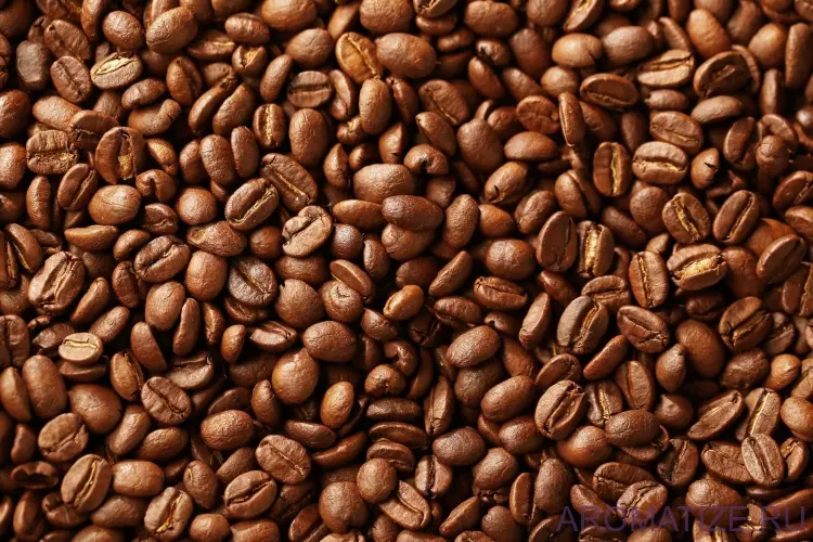فنجان قهوه تازه با دانه‌های روبوستا در پس‌زمینه