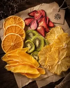چندین بسته میوه خشک در یک سبد خرید