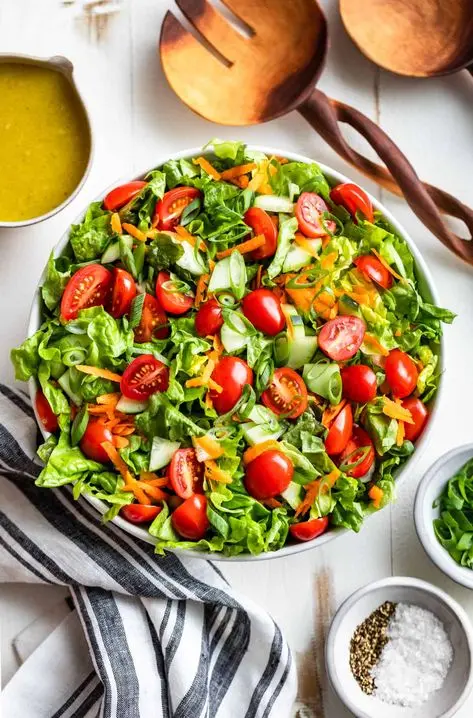 سالادخوری شیشه‌ای با طراحی مدرن و رنگ‌های روشن