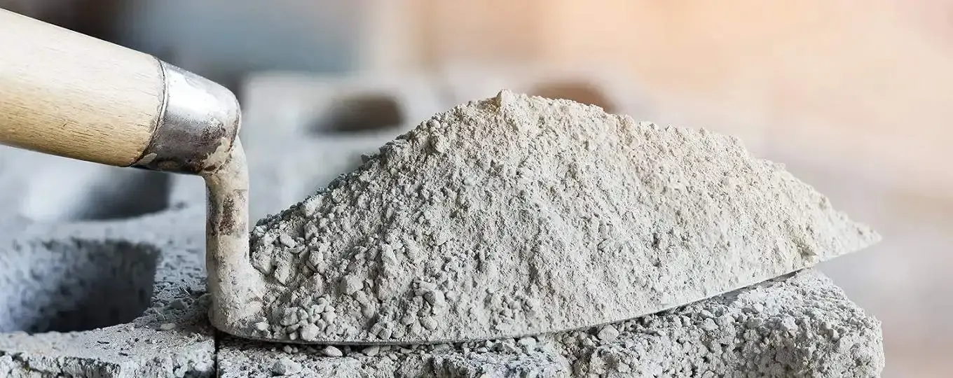 کیسه‌های سیمان پرتلند معمولی در انبار مواد ساختمانی