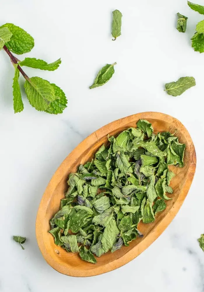 نعناع خشک در ظروف مختلف برای استفاده در آشپزی و داروسازی