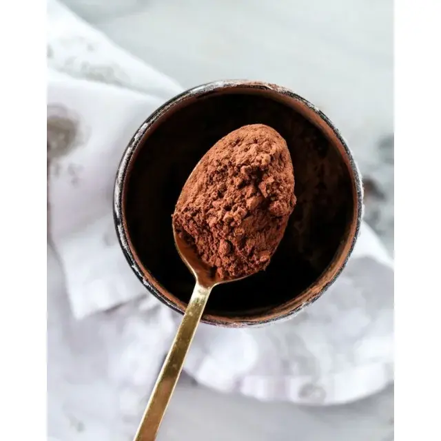 پودر کاکائو در ظرف شیشه‌ای برای استفاده در آشپزی