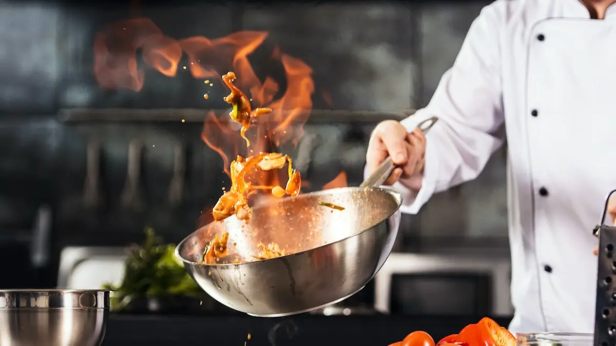 مبتدیان در حال آماده‌سازی مواد غذایی در آشپزخانه