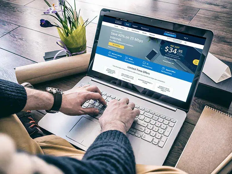 یک فرد در حال کار روی موبایل با نمایش صفحه‌ای از شبکه‌های اجتماعی و وب‌سایت