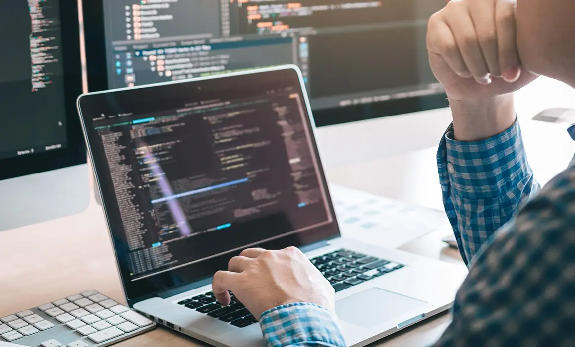 نمایی از تیم توسعه نرم‌افزار در حال همکاری برای اجرای DevSecOps