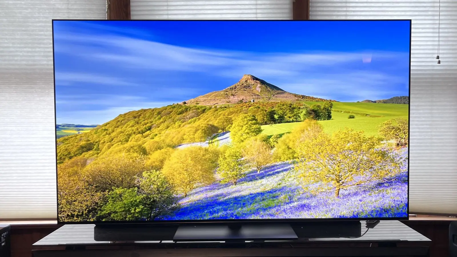 نمونه‌ای از تلویزیون OLED با طراحی نازک و مدرن