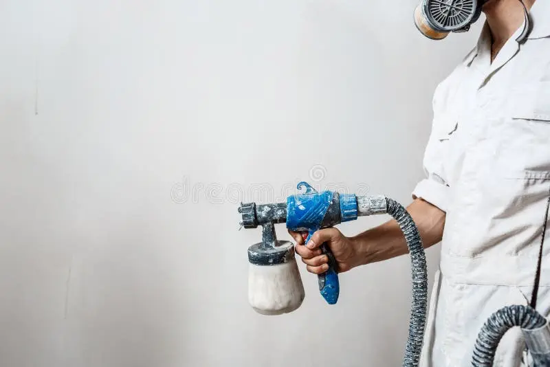 نمونه‌های مختلف اسپری رنگ برای سطوح مختلف مانند فلز، چوب و پلاستیک