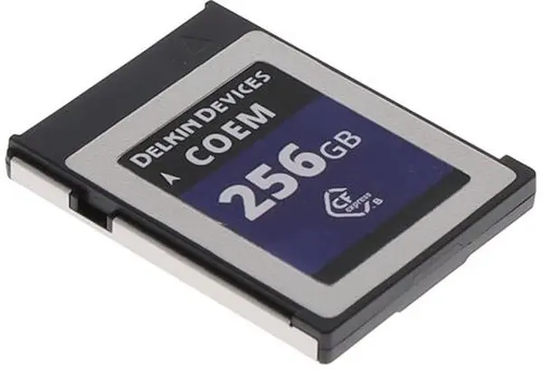 کنسول پلی‌استیشن ۵ با یک SSD خارجی متصل به پورت USB برای افزایش فضای ذخیره‌سازی
