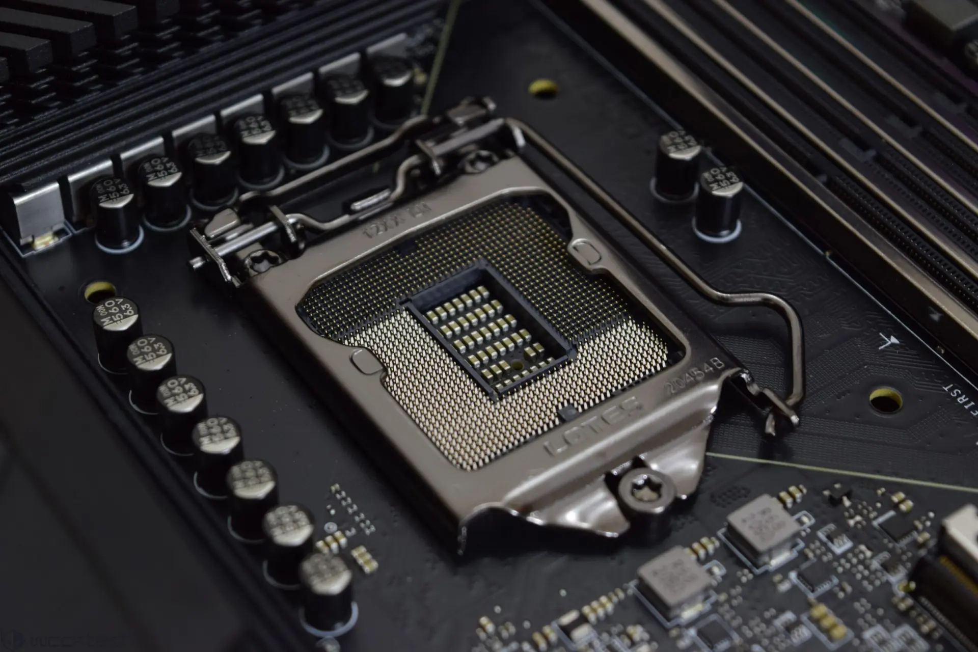 مادربرد با سوکت AM5 برای پردازندههای AMD رایزن ۷۰۰۰ سری