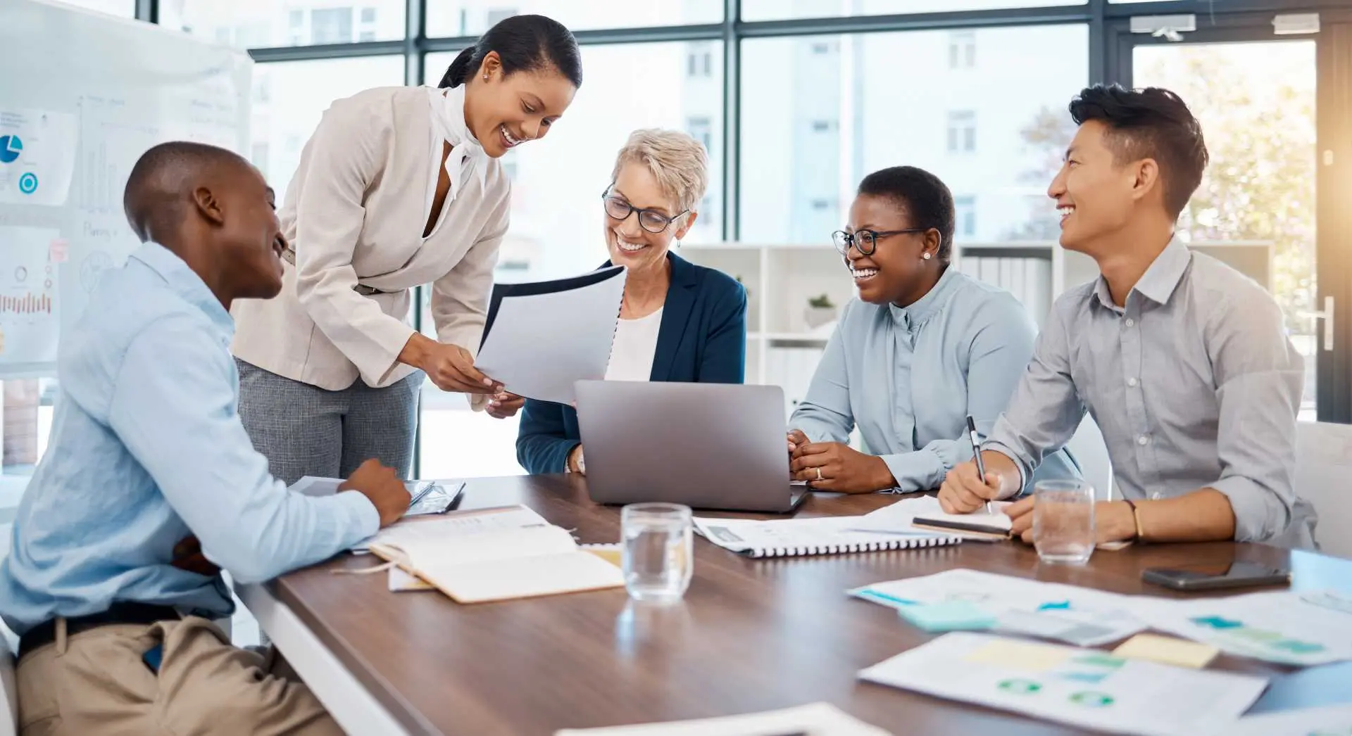 مembros of a diverse team collaborating in a modern office environment