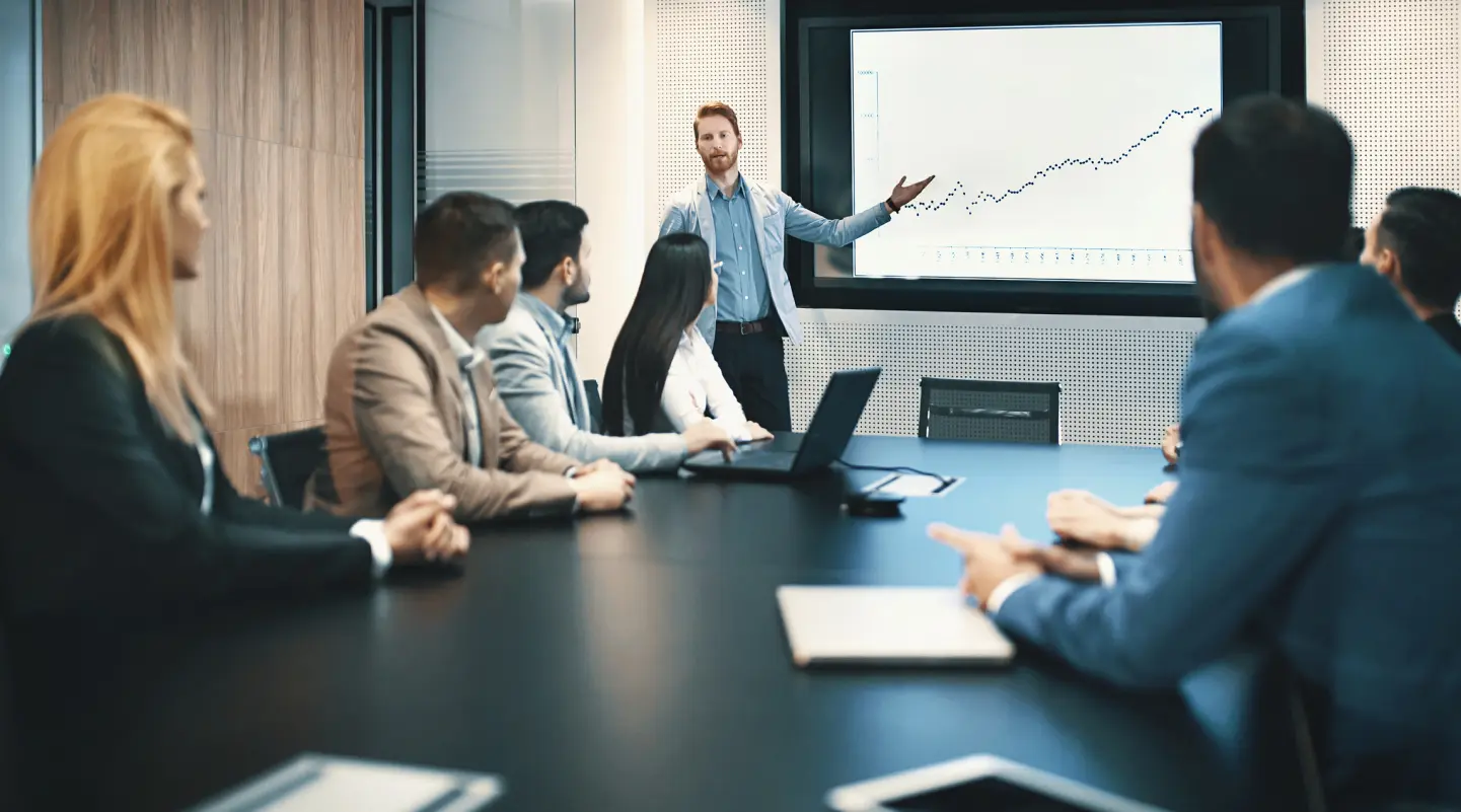 یک تیم کسب‌وکار در حال تحلیل داده‌ها و تصمیم‌گیری استراتژیک