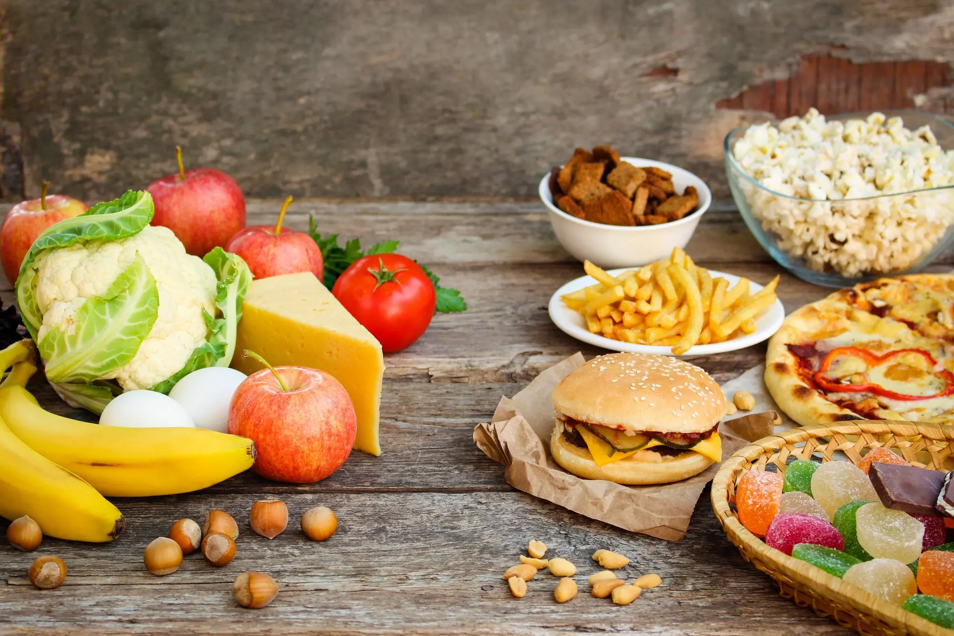 یک خانواده در حال خرید مواد غذایی در بازار