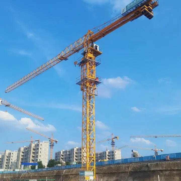 نصب تاور کرین در یک پروژه بلندمرتبه با استفاده از تجهیزات تخصصی
