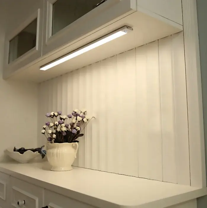 چراغ‌های کابینت مدرن با طراحی زیبا و نورپردازی مناسب