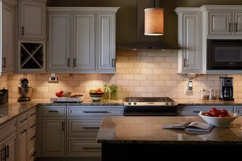 چراغ زیر کابینتی با طراحی قابل تنظیم و نور قابل تنظیم برای استفاده در آشپزخانه