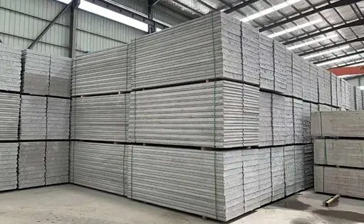 نصب پنل ساندویچی بتنی در یک پروژه ساختمانی تجاری