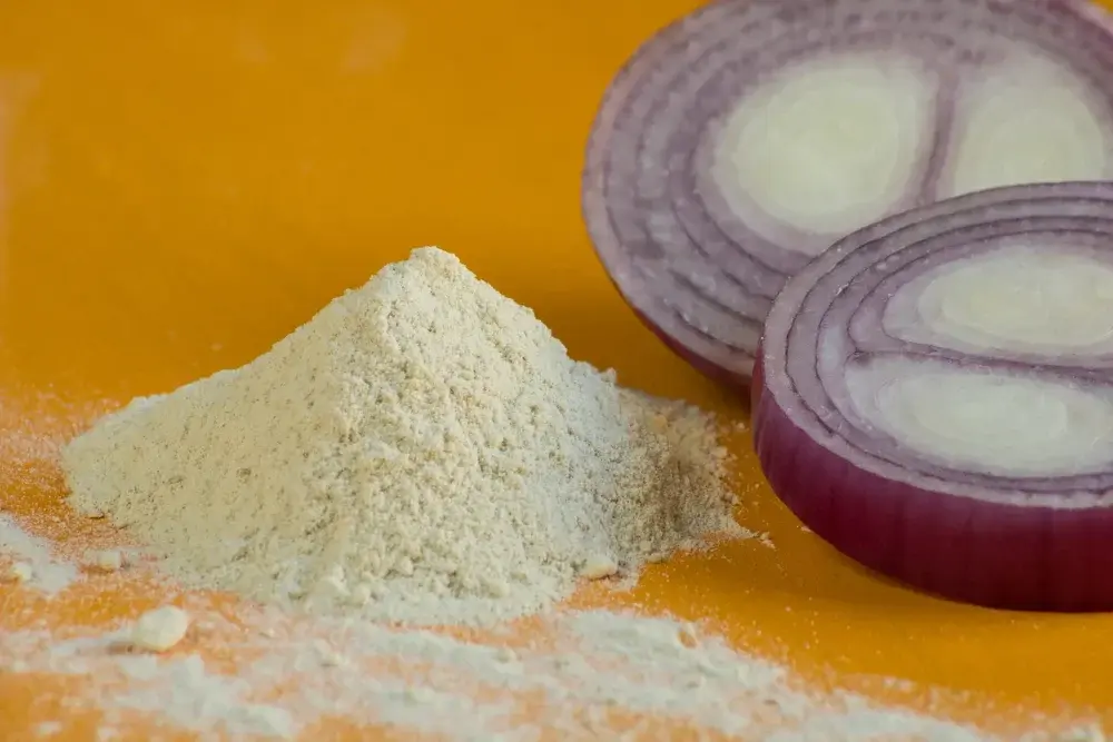 پودر پیاز در ظروف مختلف و آماده استفاده در آشپزی