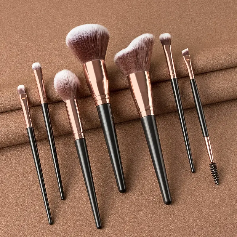 مقایسه گزینه‌های براش آرایشی؛ چطور بهترین انتخاب را داشته باشیم؟