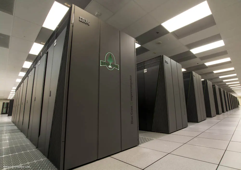 ابررایانه IBM BlueGene/Q Sequoia که یکی از قدرتمندترین ابررایانه‌های جهان است و برای آموزش مدل‌های هوش مصنوعی استفاده می‌شود