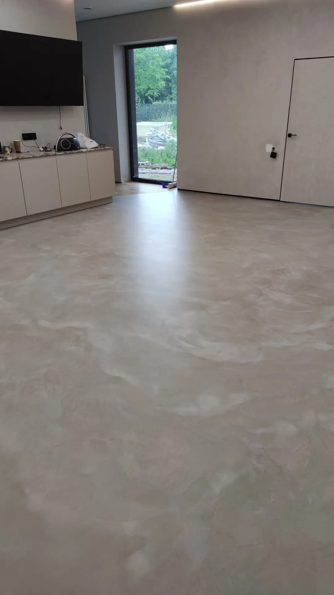 نمونه‌ای از کفپوش طراحی شده با میکروسمنت در یک فضای داخلی مدرن