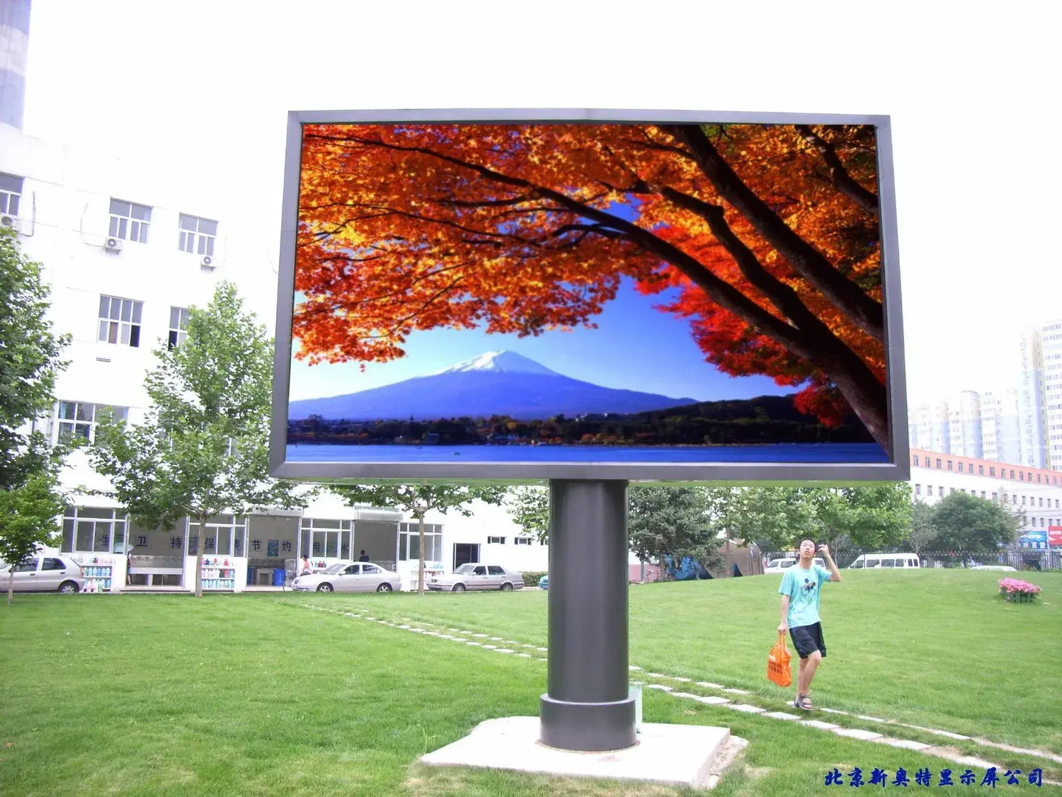 نمونه دیواری LED شفاف برای نمایش متن و تصویر با کیفیت بالا