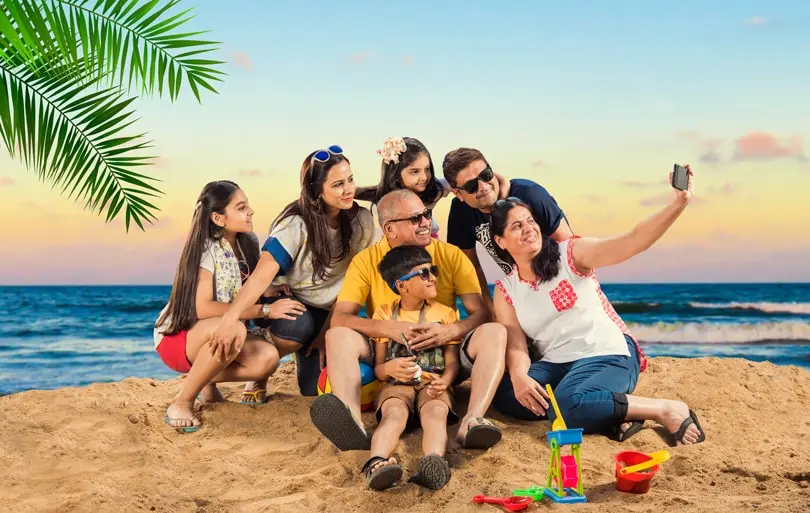 خانواده‌ای در سفر تعطیلات در کنار دریا