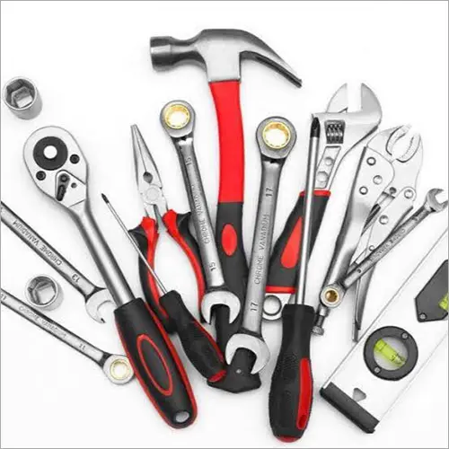ابزارهای صنعتی و تخصصی مانند چاقوهای برش فلز و ابزارهای جوشکاری در کنار روغن‌های صنعتی