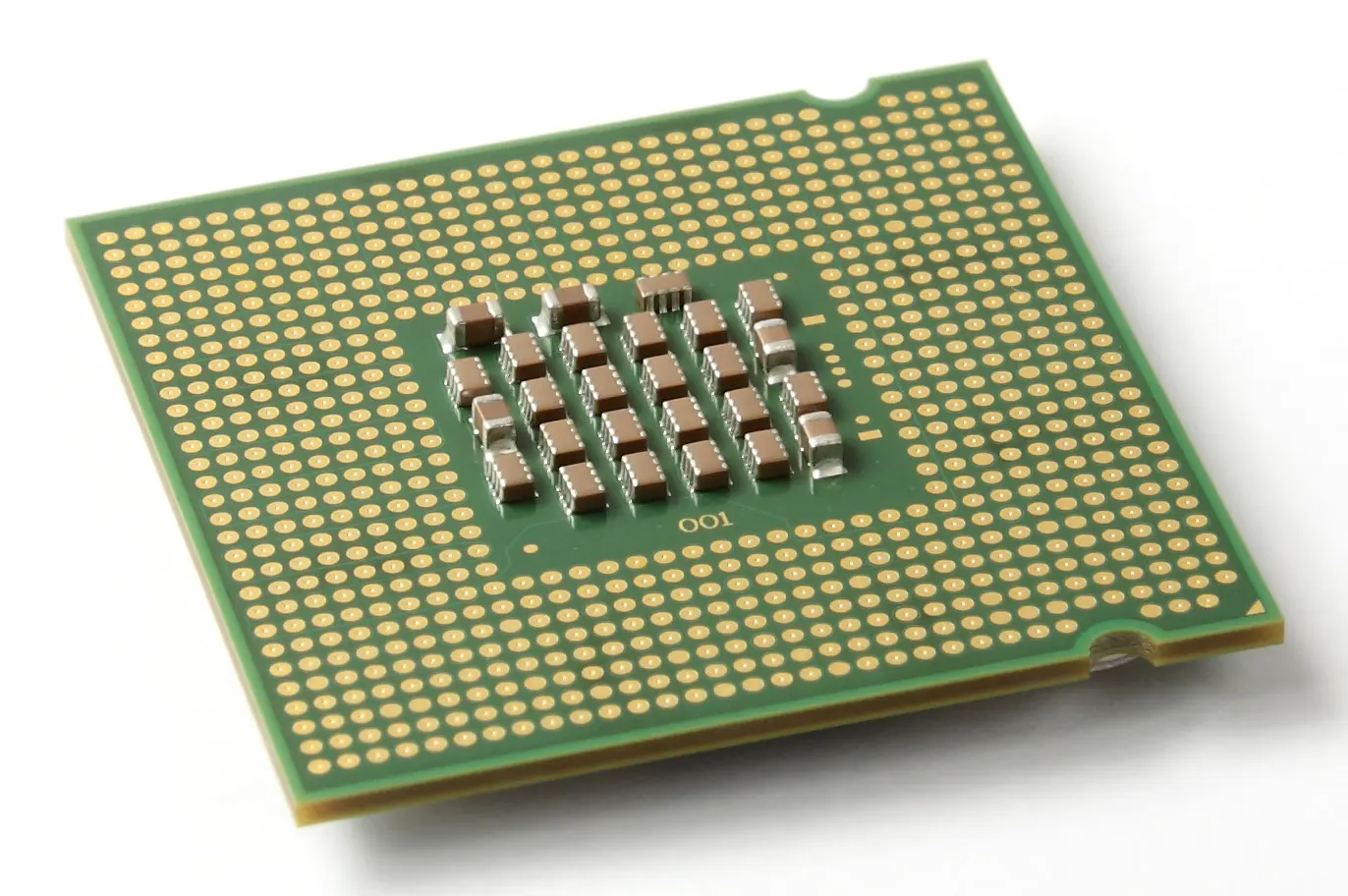 مقایسه فیزیکی پردازنده‌های AMD و Intel برای نشان دادن تفاوت در طراحی و اندازه