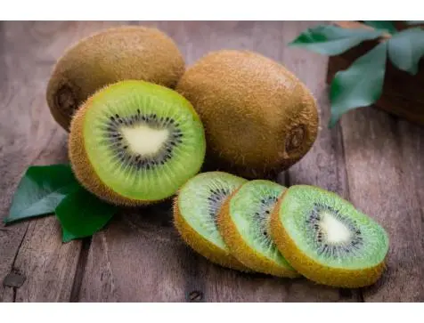 کیوی طلایی با پوست قهوه‌ای مایل به زرد و گوشت زرد روشن