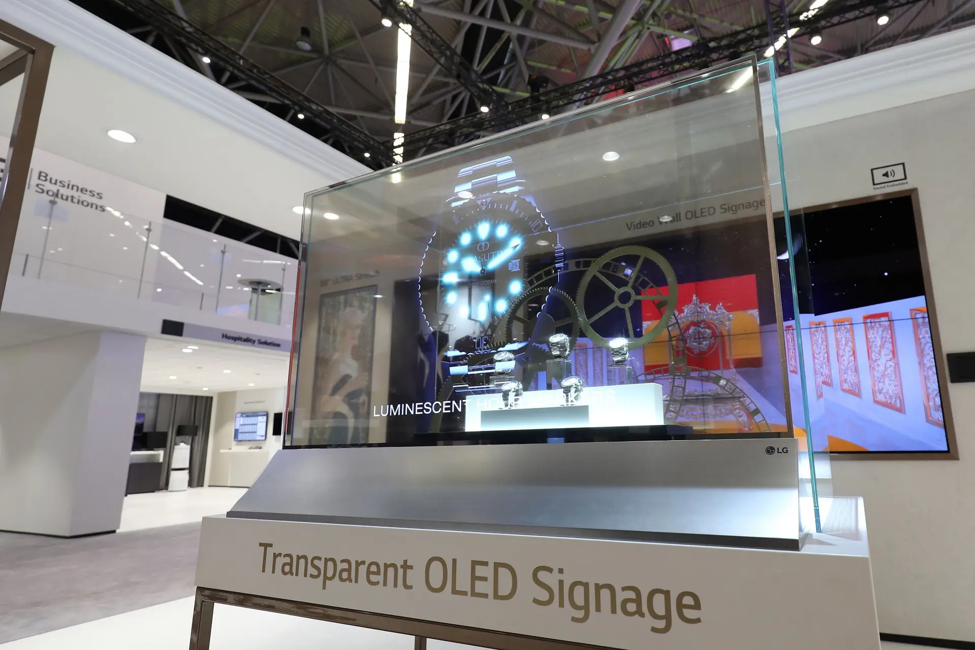 نمونه‌ای از نمایشگر شفاف OLED در محیط شهری