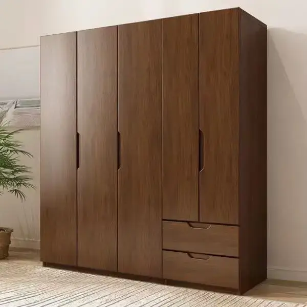 جاکفشی مدرن با طراحی ترکیبی و درب‌های چوبی برای اتاق خواب