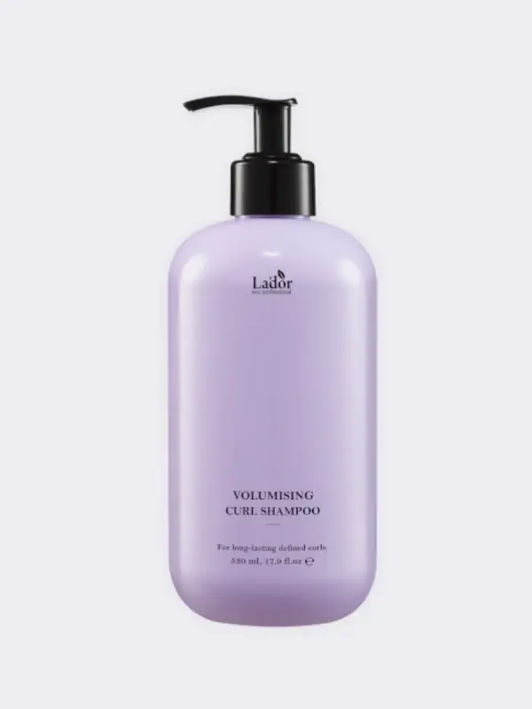 دست انسان در حال انتخاب شامپو از میان محصولات مختلف در یک قفسه فروشگاه