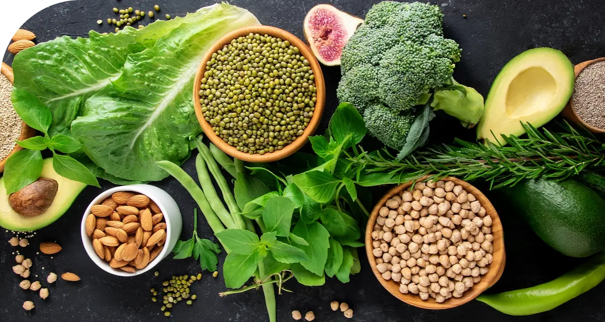 نمونه‌ای از محصولات صنعتی گیاهی مانند شیرهای گیاهی، گوشت‌های مصنوعی و جایگزین‌های شیرینی که در بازارهای مدرن عرضه می‌شوند