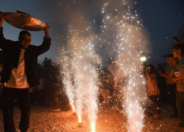 مهمانان در حال خواندن شعر و داستان در شب یلدا