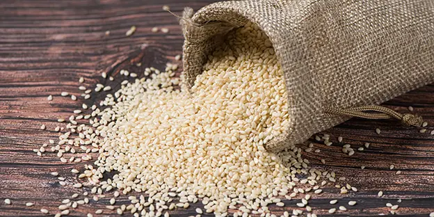 کیسه‌های مختلف تخمه ژاپنی در یک مغازه مواد غذایی