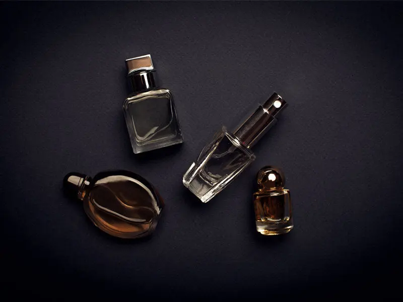 عطرهای مختلف با بوهای متنوع در یک نمایشگاه