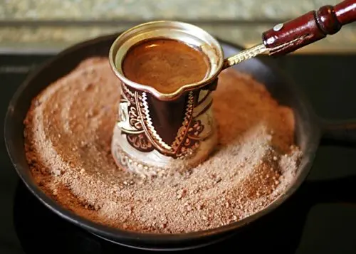 روش سنتی دم کردن قهوه ترک در جاجیم مسی